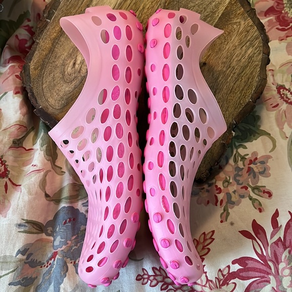BARBIE Pink Croc Size 11  12 Waterproof Shoes Shower Beach Non-Slip Grip $49 NEW - Picture 5 of 16